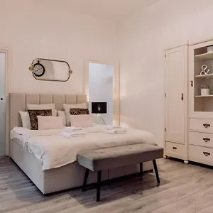 wenceslas-square-main-station-new-studio.praguehotelsweb.com/